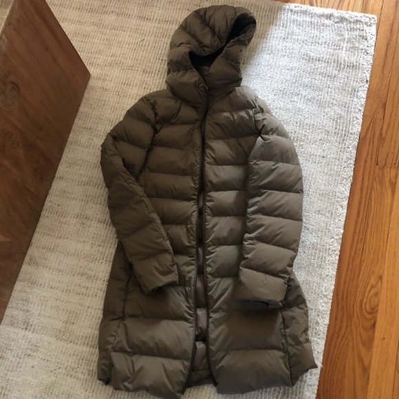 Uniqlo Jackets & Blazers - Uniqlo ultra light hooded down puffer coat